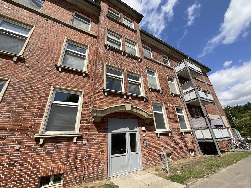 Geräumige 2 Zimmer- Wohnung mit Wohnküche, Balkon und Duschbad im Dachgeschoss
